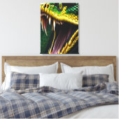 Cobra-Schlange mit lebhaften grünen und gelben Waa Leinwanddruck (Insitu (Schlafzimmer))