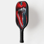 Cobra-Schlange mit lebhaften roten Schuppen und bl Pickleball Schläger (Links)