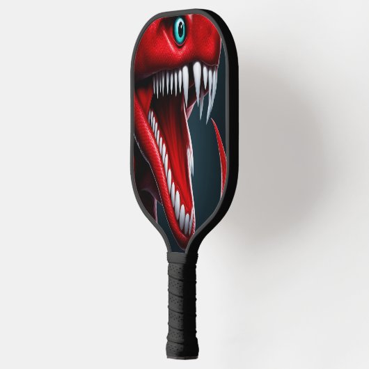 Cobra-Schlange mit lebhaften roten Schuppen und bl Pickleball Schläger (Links)