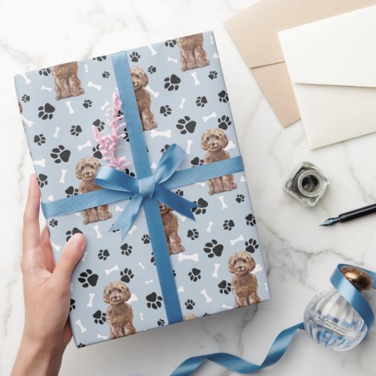 Cockapoo Dog Paw Print Pattern auf Silver Blue Geschenkpapier (Schenken)