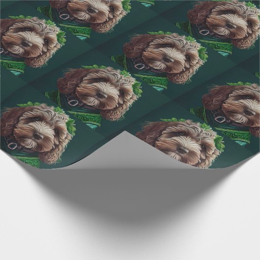 Cockapoo Hund in St. Patrick's Day Dress Geschenkpapier (Ecke)