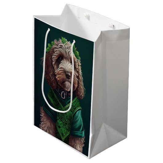 Cockapoo Hund in St. Patrick's Day Dress Mittlere Geschenktüte (Vorderseite Schrägansicht)