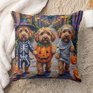 Cockapoo-Hunde beim Trick-or-Treaten Halloween-Kos Kissen