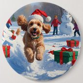 Cockapoo läuft im Schnee mit Weihnachtshut Button (Vorderseite)