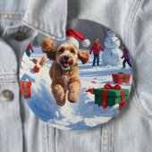 Cockapoo läuft im Schnee mit Weihnachtshut Button (Beispiel)