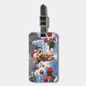 Cockapoo läuft im Schnee mit Weihnachtsmütze Gepäckanhänger (Vorderseite vertikal)