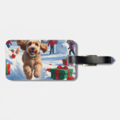 Cockapoo läuft im Schnee mit Weihnachtsmütze Gepäckanhänger (Rückseite horizontal)