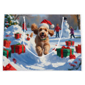 Cockapoo läuft im Schnee mit Weihnachtsmütze Große Geschenktüte (Vorderseite)