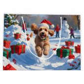Cockapoo läuft im Schnee mit Weihnachtsmütze Große Geschenktüte (Rückseite)