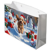 Cockapoo läuft im Schnee mit Weihnachtsmütze Große Geschenktüte (Rückseite Schrägansicht)
