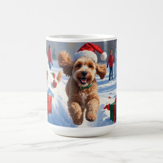 Cockapoo läuft im Schnee mit Weihnachtsmütze Kaffeetasse (Mittel)