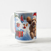 Cockapoo läuft im Schnee mit Weihnachtsmütze Kaffeetasse (Vorderseite Links)