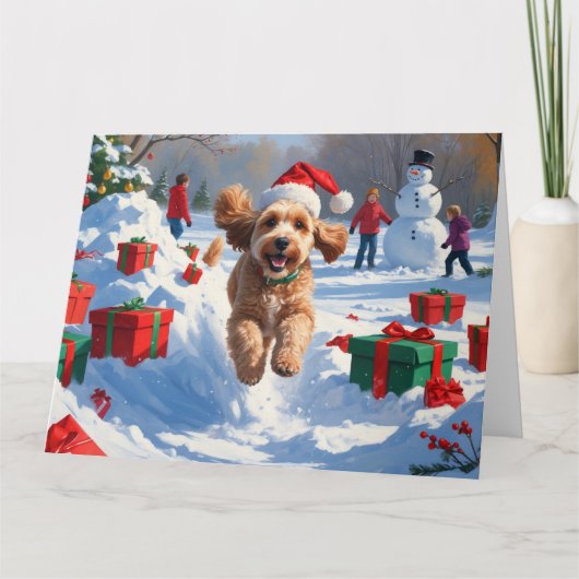Cockapoo läuft im Schnee mit Weihnachtsmütze Karte (Vorderseite)