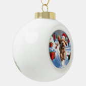 Cockapoo läuft im Schnee mit Weihnachtsmütze Keramik Kugel-Ornament (Links)
