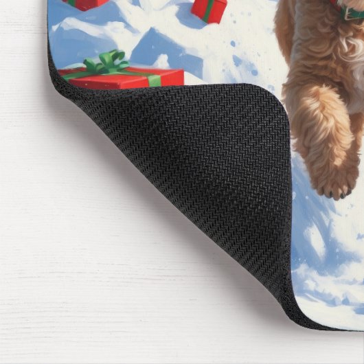 Cockapoo läuft im Schnee mit Weihnachtsmütze Mousepad (Ecke)