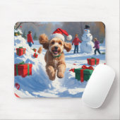 Cockapoo läuft im Schnee mit Weihnachtsmütze Mousepad (Mit Mouse)