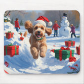 Cockapoo läuft im Schnee mit Weihnachtsmütze Mousepad (Vorne)