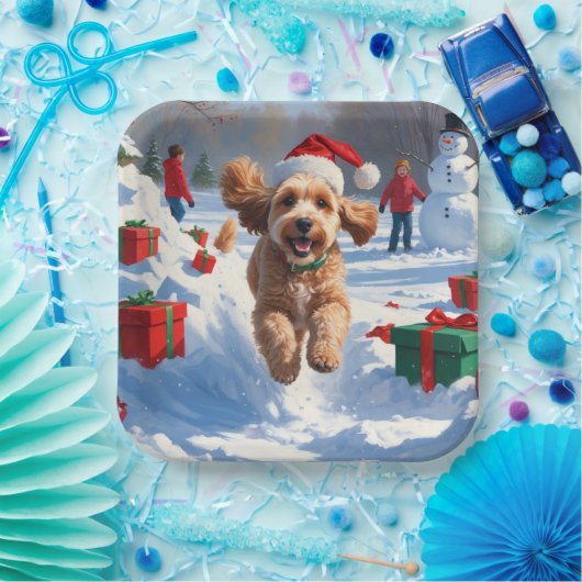 Cockapoo läuft im Schnee mit Weihnachtsmütze Pappteller (Party)