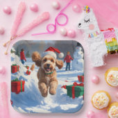 Cockapoo läuft im Schnee mit Weihnachtsmütze Pappteller (Party)