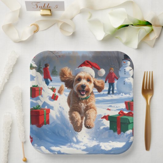 Cockapoo läuft im Schnee mit Weihnachtsmütze Pappteller (Hochzeit)