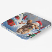 Cockapoo läuft im Schnee mit Weihnachtsmütze Pappteller (Gewinkelt)