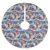 Cockapoo läuft im Schnee mit Weihnachtsmütze Polyester Weihnachtsbaumdecke (Vorderseite)