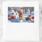Cockapoo läuft im Schnee mit Weihnachtsmütze Rechteckiger Aufkleber (Tasche)