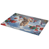 Cockapoo läuft im Schnee mit Weihnachtsmütze Schneidebrett (Ecke)