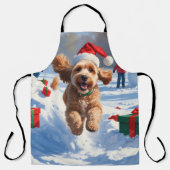Cockapoo läuft im Schnee mit Weihnachtsmütze Schürze (Vorderseite)