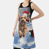 Cockapoo läuft im Schnee mit Weihnachtsmütze Schürze (InSitu)