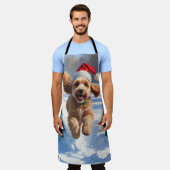 Cockapoo läuft im Schnee mit Weihnachtsmütze Schürze (Getragen)