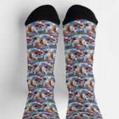 Cockapoo läuft im Schnee mit Weihnachtsmütze Socken (Oben)