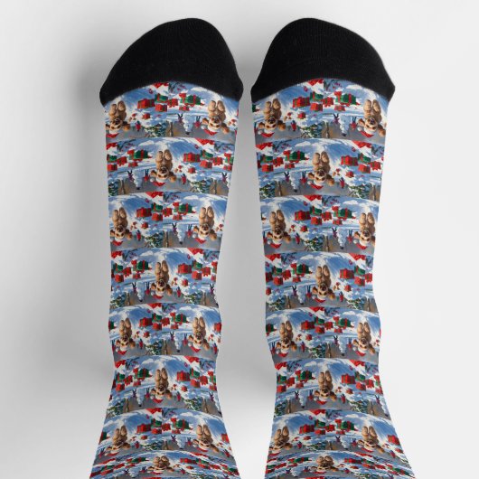 Cockapoo läuft im Schnee mit Weihnachtsmütze Socken (Oben)