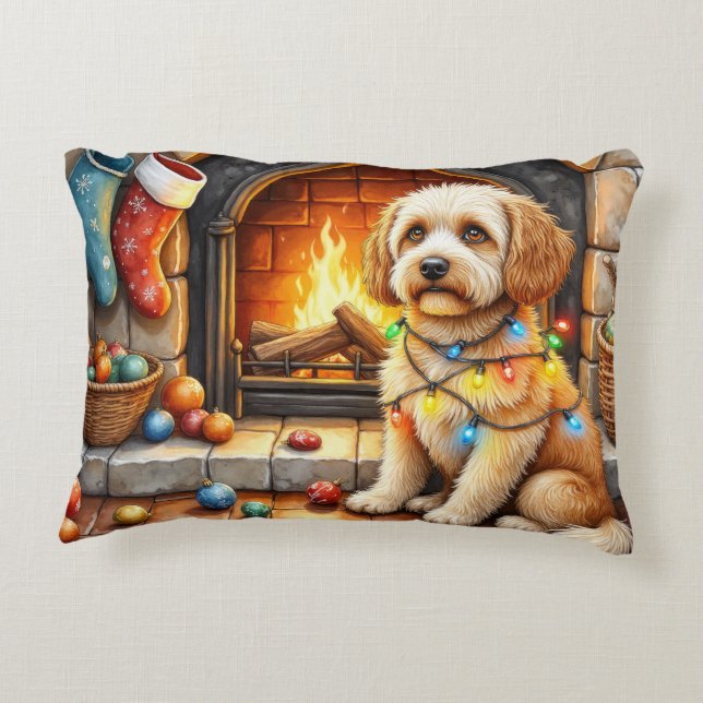 Cockapoo Sitting by Fireplace with Christmas Light Dekokissen (Rückseite)