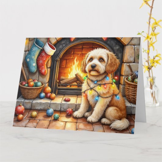 Cockapoo Sitting by Fireplace with Christmas Light Karte (Gelbe Blume)