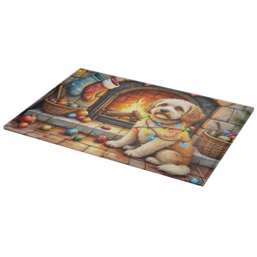 Cockapoo Sitting by Fireplace with Christmas Light Schneidebrett (Ecke)