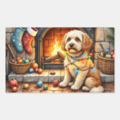 Cockapoo sitzt am Kamin mit Weihnachtslicht Rechteckiger Aufkleber (Vorderseite)