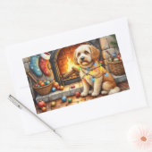 Cockapoo sitzt am Kamin mit Weihnachtslicht Rechteckiger Aufkleber (Umschlag)