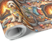 Cockapoo sitzt neben dem Kamin mit Weihnachtsbeleu Geschenkpapier (Rolleneckpunkt)