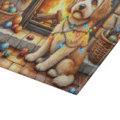 Cockapoo sitzt neben dem Kamin mit Weihnachtsbeleu Schneidebrett (Ecke)