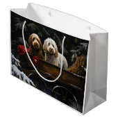 Cockapoo Snowy Sleigh Weihnachtsdekor Große Geschenktüte (Rückseite Schrägansicht)
