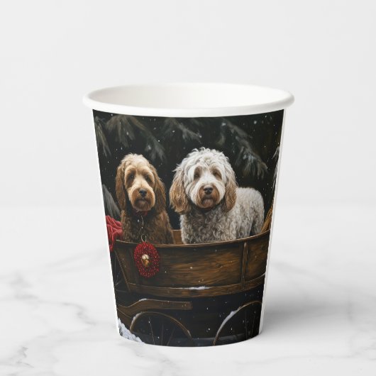 Cockapoo Snowy Sleigh Weihnachtsdekor Pappbecher (Rückseite)