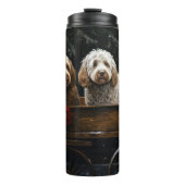 Cockapoo Snowy Sleigh Weihnachtsdekor Thermosbecher (Vorderseite)