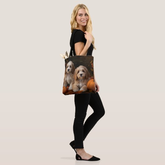 Cockapoo Welpe Herbst Kürbis Tasche (Am Model)