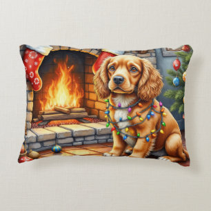 Cocker Spaniel am Kamin mit Weihnachtslichtern Dekokissen