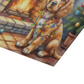 Cocker Spaniel am Kamin mit Weihnachtslichtern Schneidebrett (Ecke)