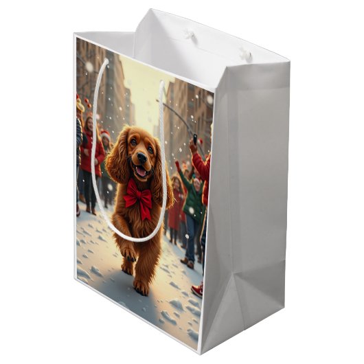 Cocker Spaniel Christmas Parade Holiday Painting Mittlere Geschenktüte (Rückseite Schrägansicht)