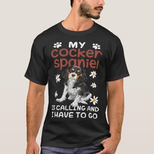 Cocker Spaniel Dog Is Calling Daisy Flower T-Shirt (Vorderseite)