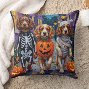 Cocker Spaniel Hunde beim Trick-or-Treaten an Hall Kissen