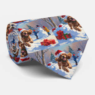 Cocker Spaniel läuft im Schnee mit Weihnachtsmütze Krawatte